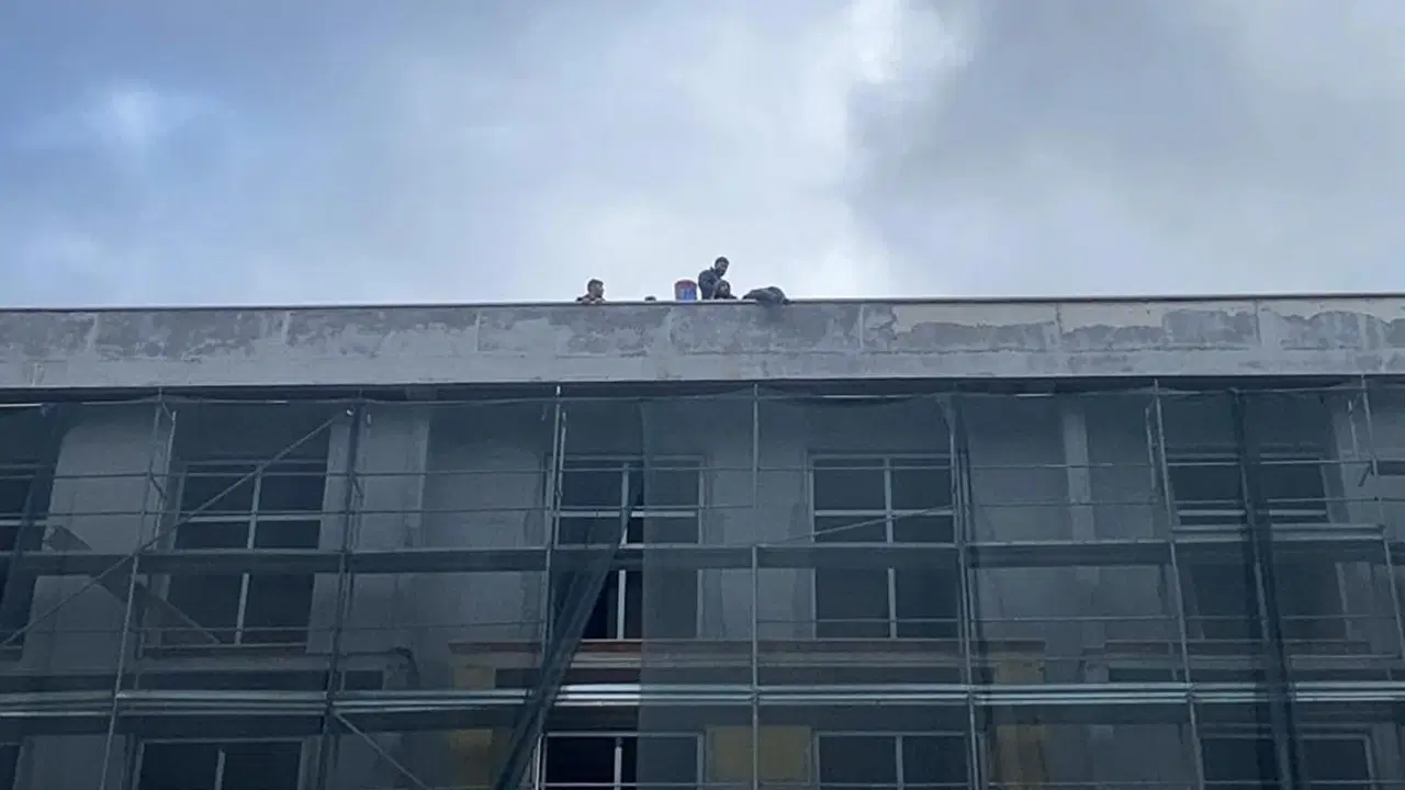 Parasını alamayan işçiler çatıya çıktı: 'Hakkımı istedim, bana saldırdı'