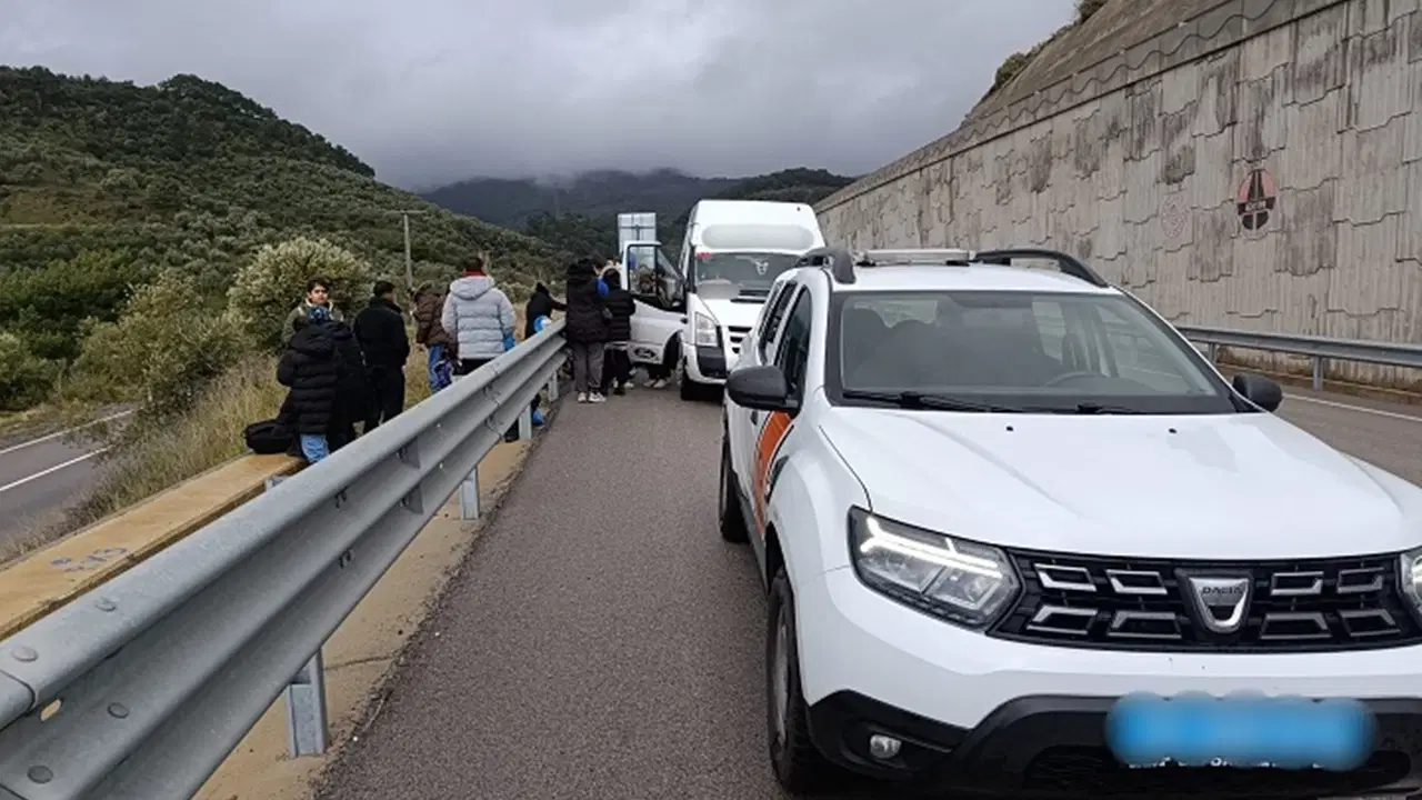 27 kaçak göçmen ile 2 göçmen kaçakçısı yakalandı